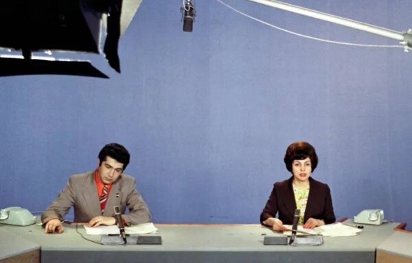 Дикторы Виктор Ткаченко и Аза Лихитченко в студии программы "Время", 1976 год. Фото © ТАСС / О. Загородников