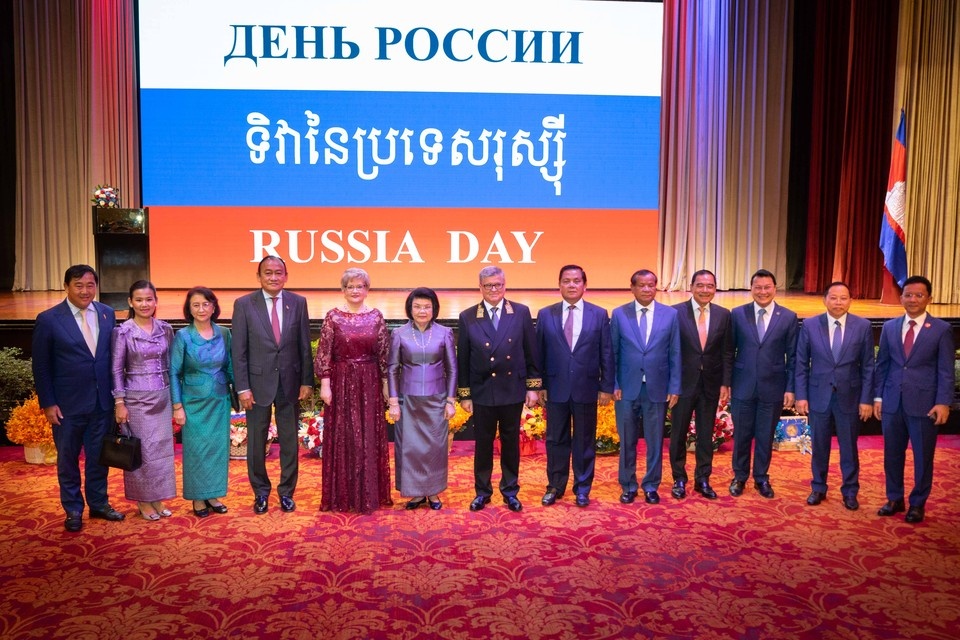    Почетные камбоджийские гости с послом А.В. Боровиком на государственном приёме по случаю Дня России. Фото предоставлены посольством РФ в Камбодже