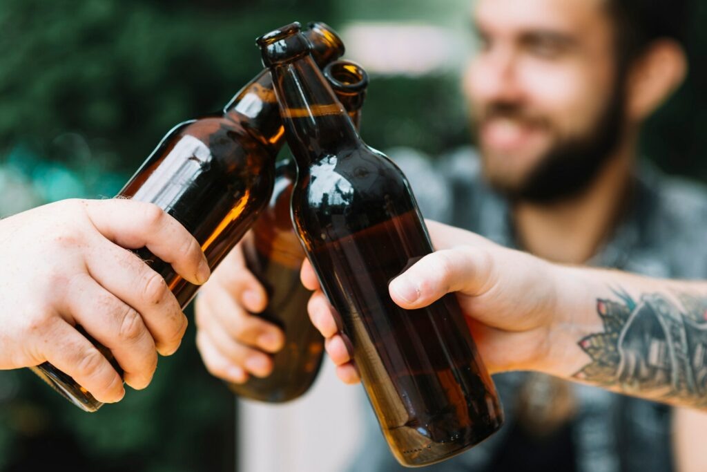 Эксперты в области диетологии поделились советами по выбору напитков во время жары, и одним из приятных открытий является то, что пиво вполне допустимо.