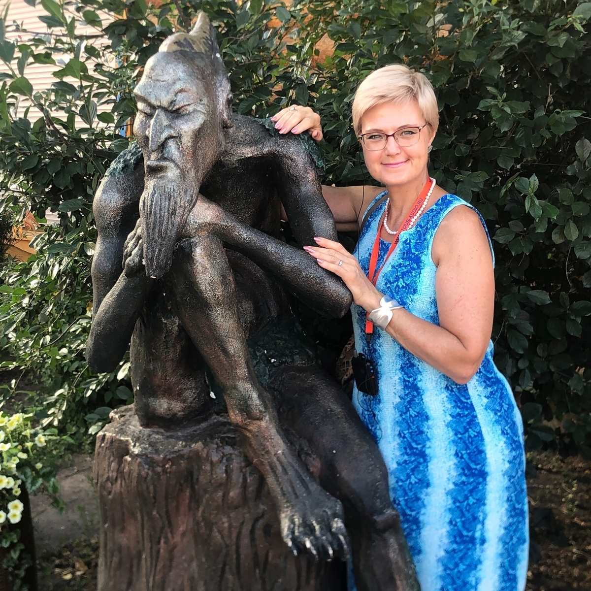 Оксана рядом со скульптурой Шурале в Казани.