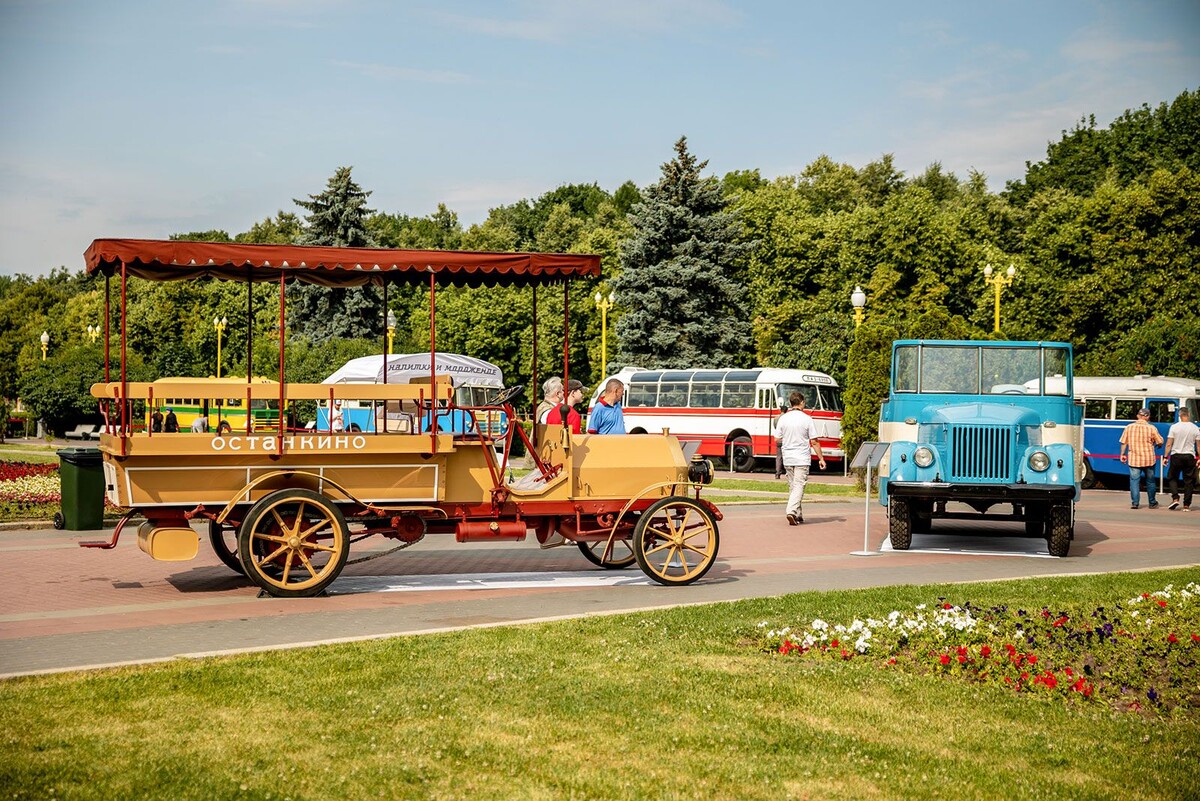 📷 1.2: Фестиваль "Ретрорейс": Путешествие во времени на Воробьевых горах | Музей транспорта Москвы. mos.ru