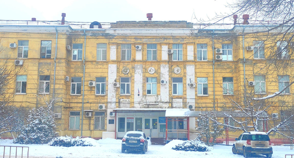В галерее нашлось только зимнее фото поликлиники. Фотографировала во время прогулки просто так. И вот пригодилось. Здание красивое. Надеюсь, его когда-нибудь всë-таки отремонтируют. 