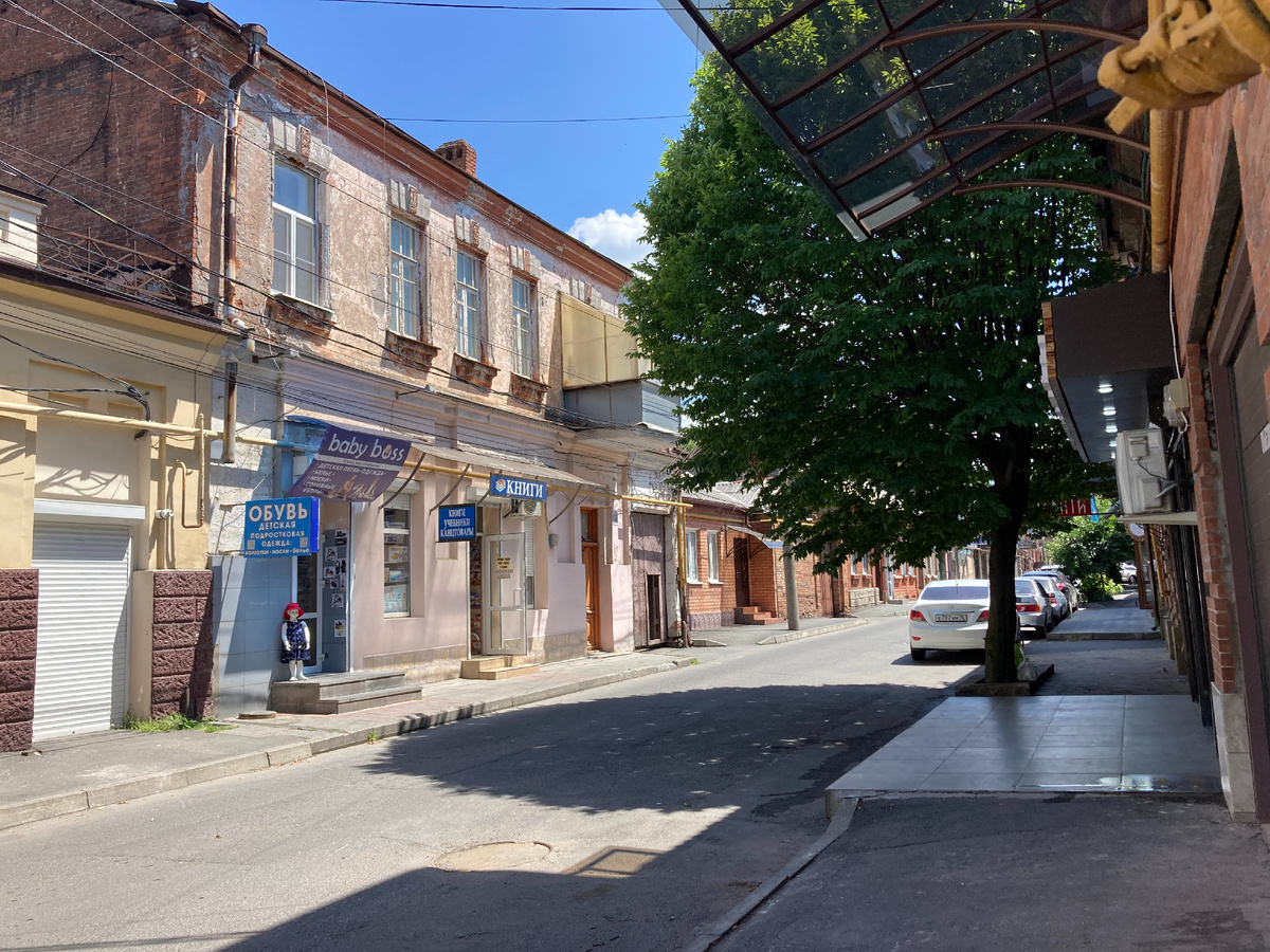 Проснулась рано, впереди ещё целый день в столице Северной Осетии, но мне не терпится выйти наружу и вдохнуть сладкий воздух раннего южного утра.-1-2