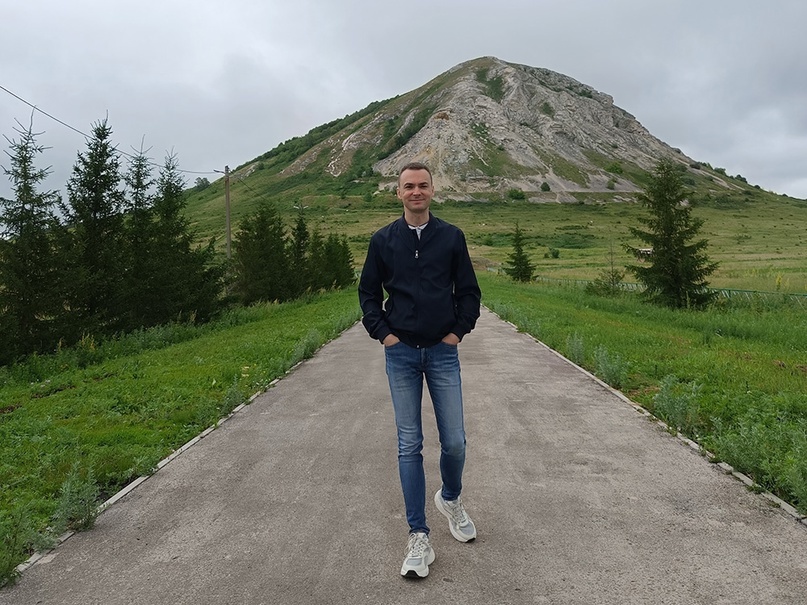 Павел Ефимов, директор Института биосенсорной психологии, у горы Торатау.