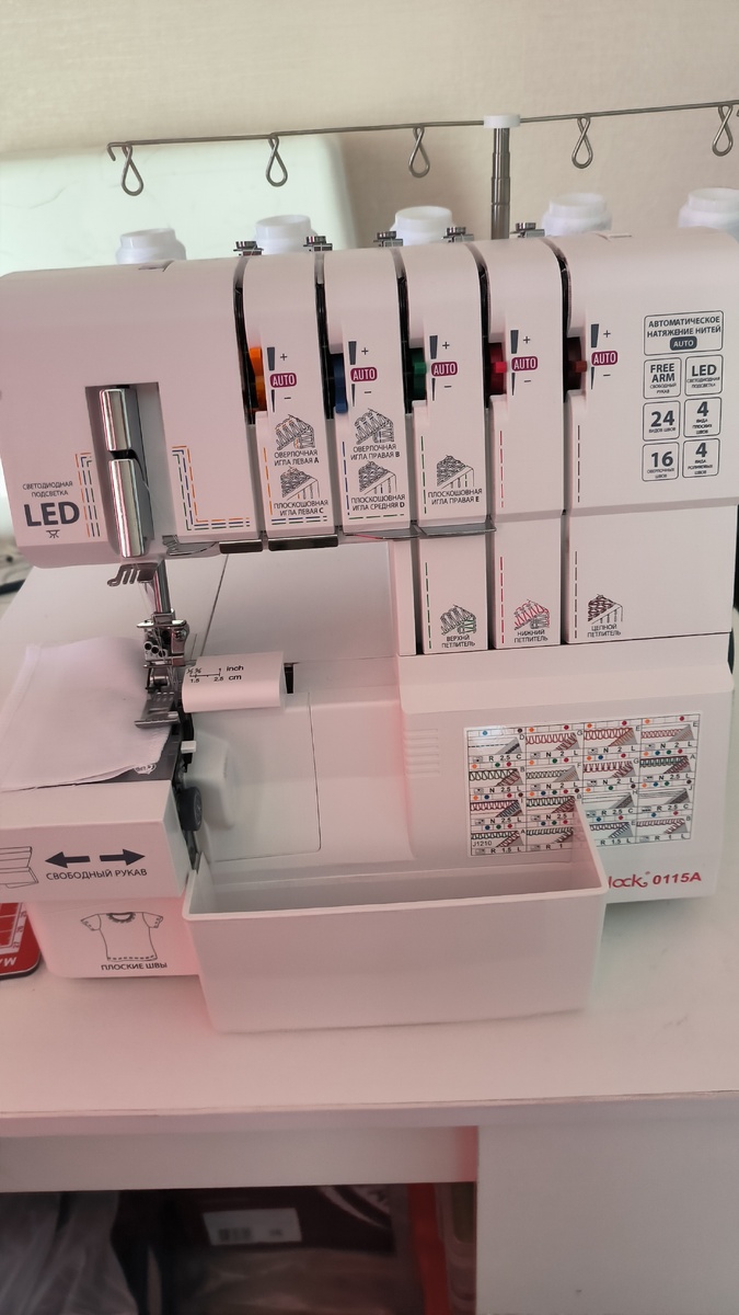 На фото коверлок, который купила себе в мае этого года (хочу всерьёз научиться шить вещи на всех членов семьи) 