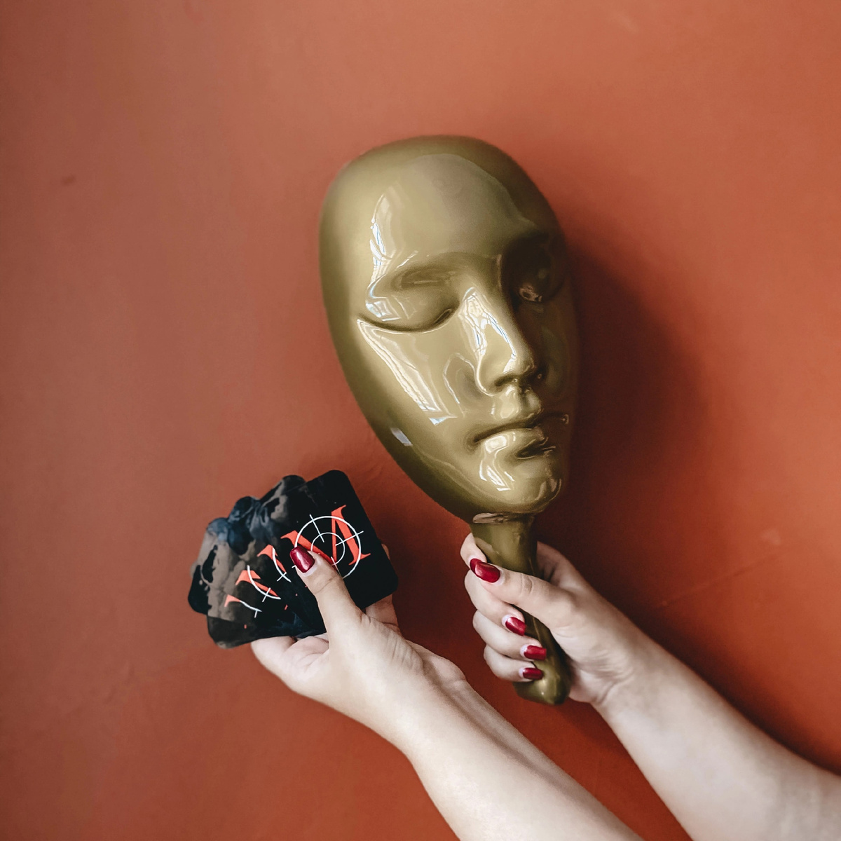 В городской ролевой мафии часто используются вот такие пластиковые маски для этапа ночь и голосования. 