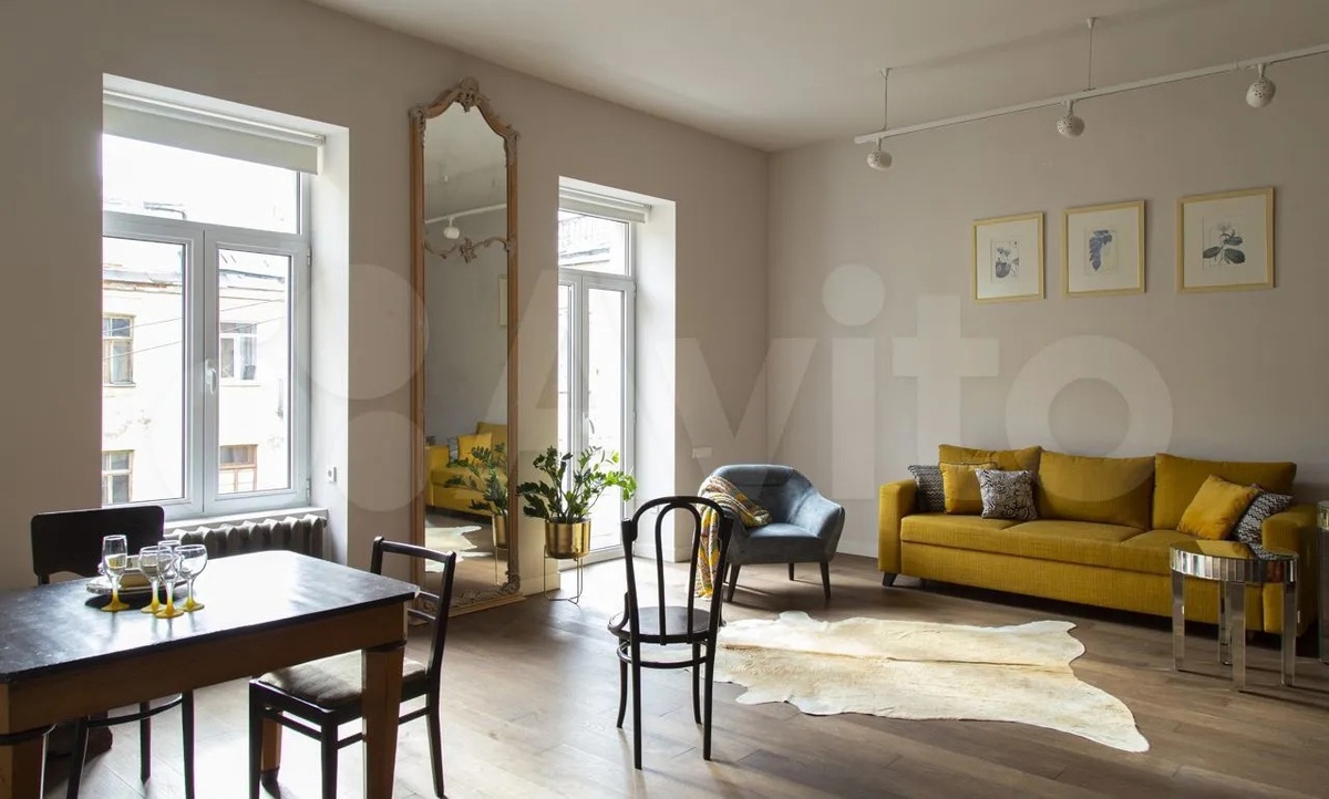 В непосредственной близости находятся Исаакиевский собор, Эрмитаж, Адмиралтейство и все основные достопримечательности города. Смотрите карусель - много фото.