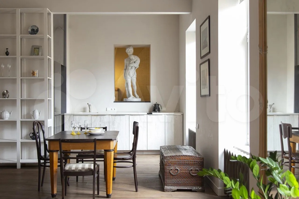 Атмосферная квартира со статуей для аренды в Питере. Предложение привлекает своим уникальным интерьером, сочетающим в себе элементы старины и современного дизайна.  Квартира необычная, оценят те, кто кто хочет получить удовольствие от пребывания в городе.
