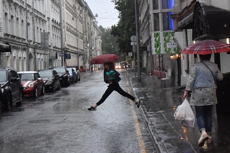    Ливневые дожди с грозами и градом обрушились на столицу в пятницу Виктор ГУСЕЙНОВ