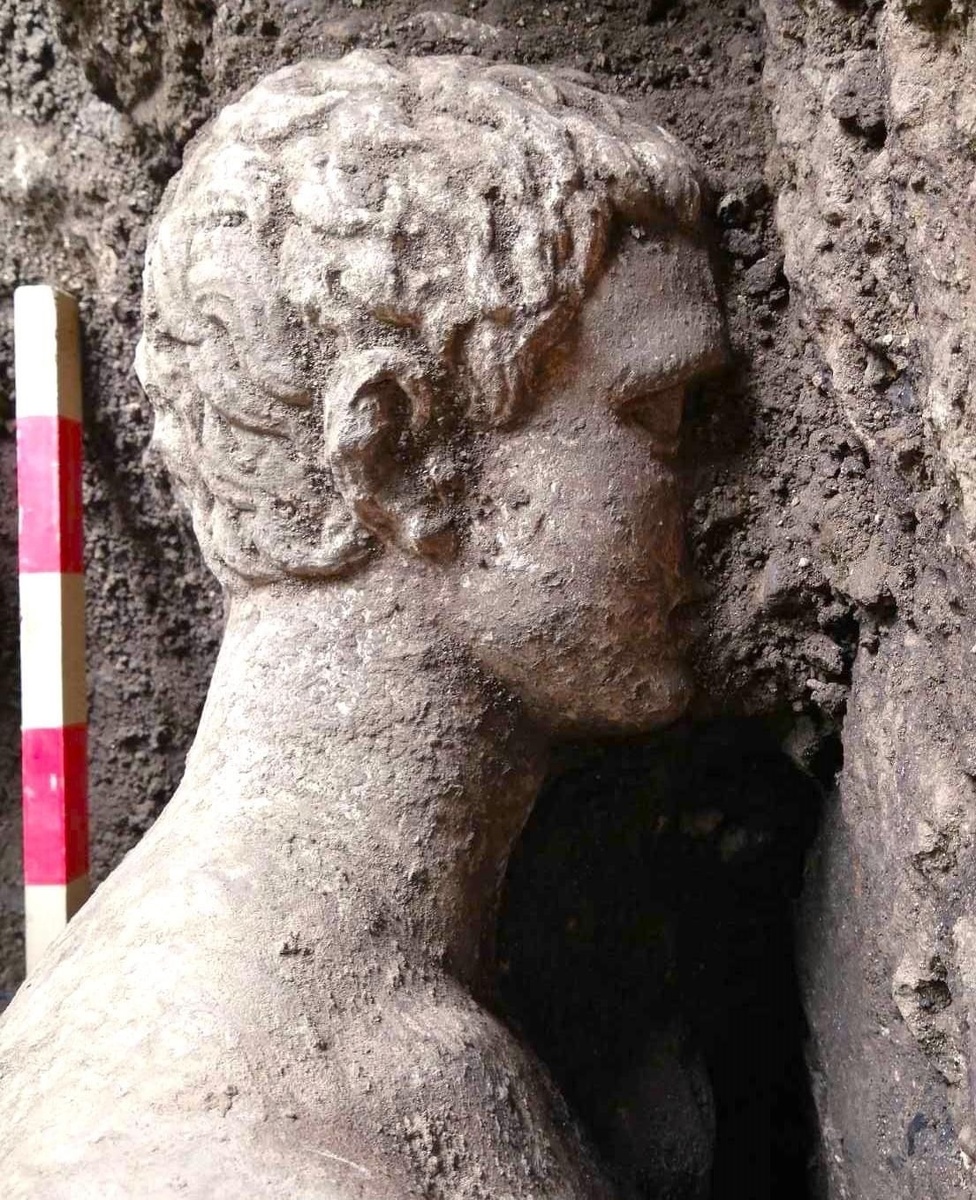 Археологи, раскапывающие римскую канализацию недалеко от болгарского города Петрича, обнаружили большую мраморную статую Гермеса.