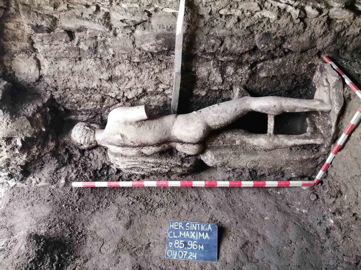 Археологи, раскапывающие римскую канализацию недалеко от болгарского города Петрича, обнаружили большую мраморную статую Гермеса.-2