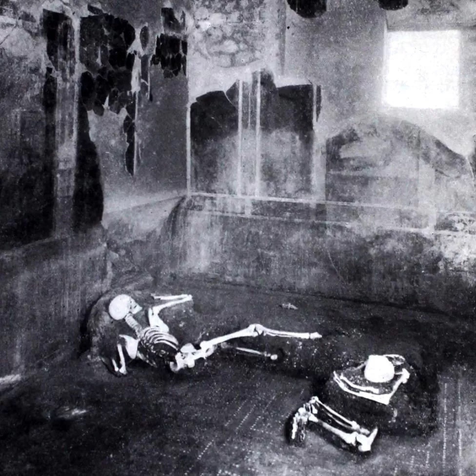 Два скелета обнаружили в столовой (триклинии) Дома Ремесленников в Помпеях в 1933 году.