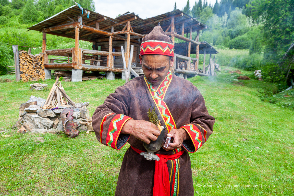 Во время путешествия по Кузбассу по пути в Шорский национальный парк заехали в гости к шаману. Нас встретил невысокий мужчина неопределенного возраста в длинном одеянии.
