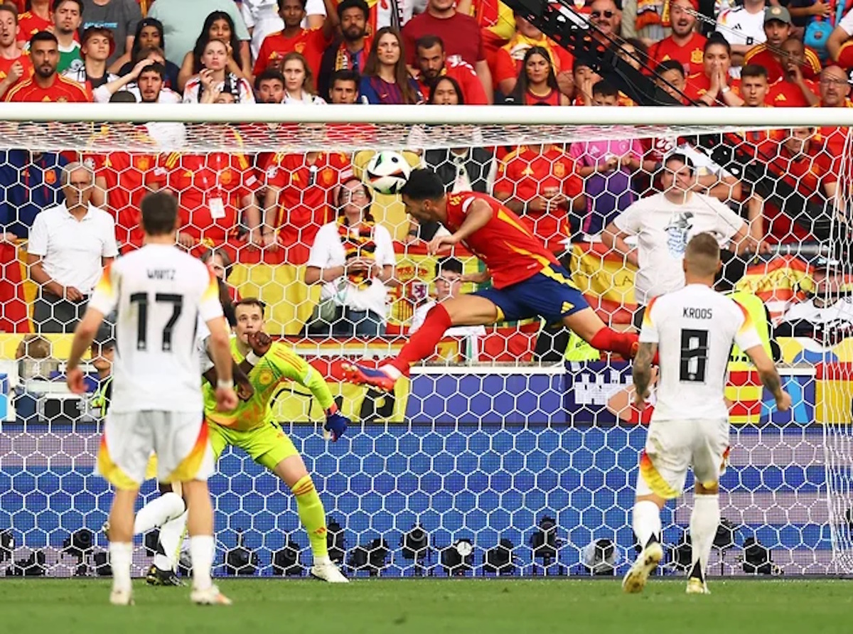 Самым драматичным событием матча между Испанией и Германией стал гол, забитый Микелем Мерино на последней минуте дополнительного времени. Фото: Reuters