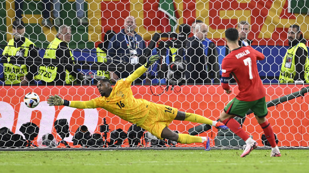 Криштиану Роналду (справа) забивает гол с пенальти в ворота Майка Меньяна. Фото Reuters