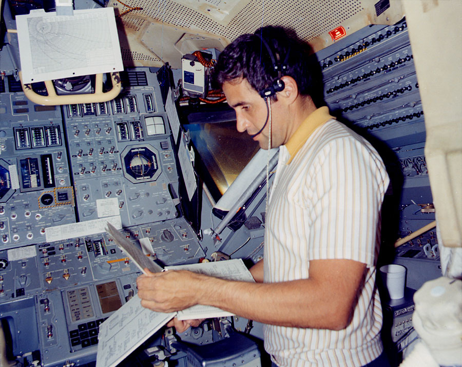 Харрисон Шмитт в тренажере лунного модуля. (Фото НАСА  ap17-KSC-72PC-539)