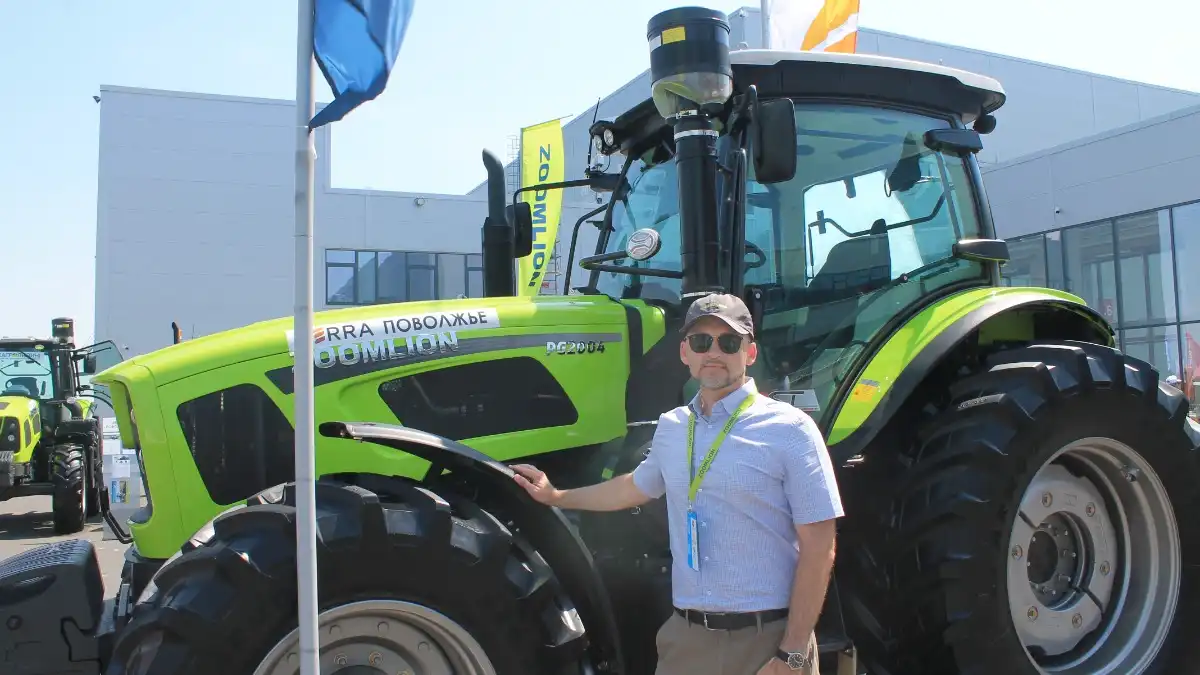 Фото: © Артем Борисов/ Glavpahar.ru Рушан Айнетдинов — операционный директор Zoomlion AG на фоне нового трактора серии PG на выставке АГРОВОЛГА-2024