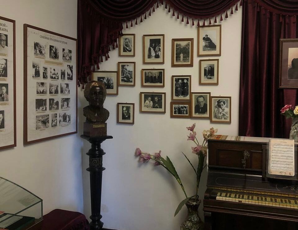 В доме представлены фотографии Антона Павловича Чехова, его семьи и друзей. Источник: личное фото