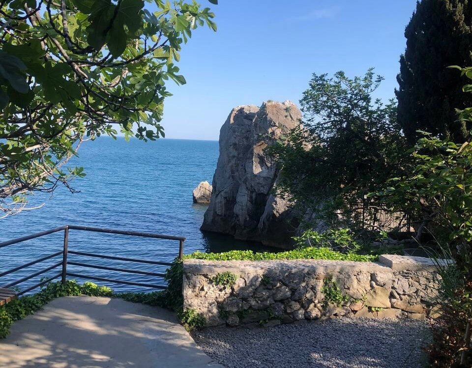 Вид из сада дачи Чехова открывается на скалистую бухту. Источник: личное фото