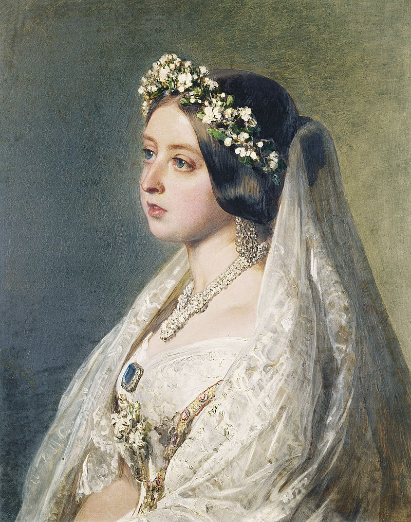 https://upload.wikimedia.org/wikipedia/commons/thumb/d/d3/Queen_Victoria%2C_1847.jpg/800px-Queen_Victoria%2C_1847.jpg Портрет, который Виктория заказала художнику Францу Ксаверу Винтерхальтеру в 1847году, чтобы подарить мужу на годовщину свадьбы. Его подарок заметен сразу. 