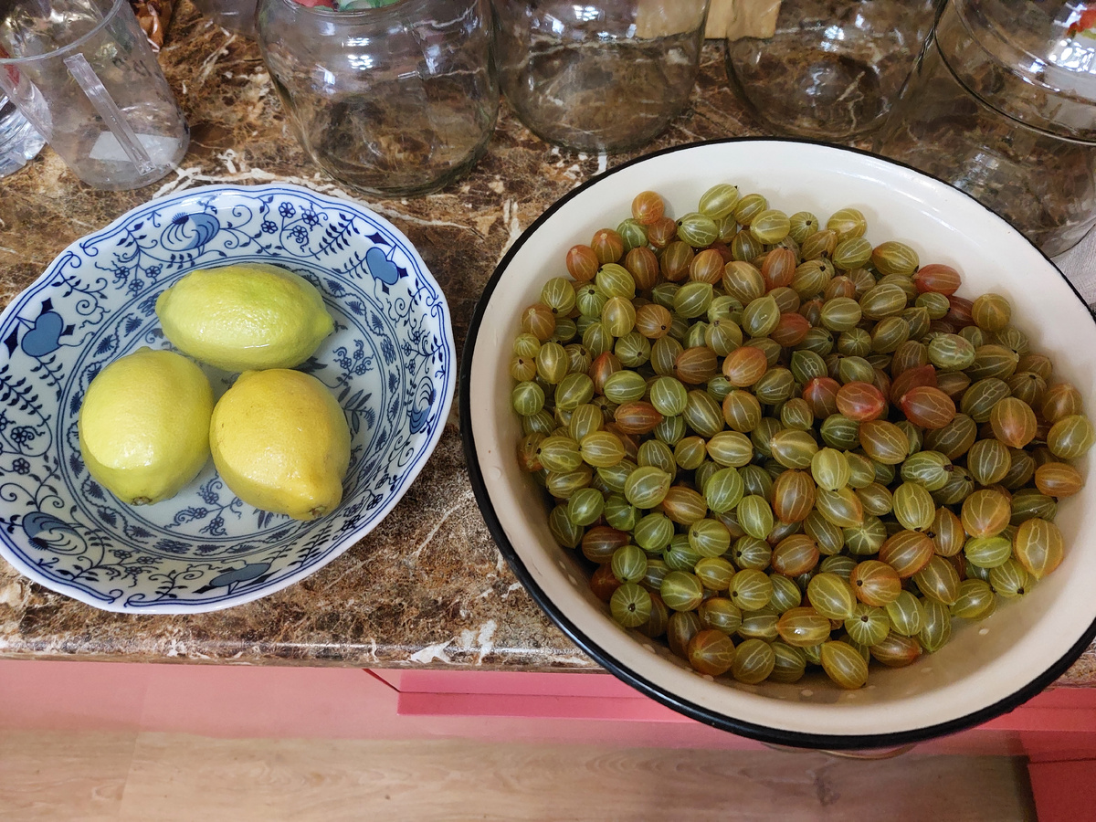 Лимоны обдаю кипятком