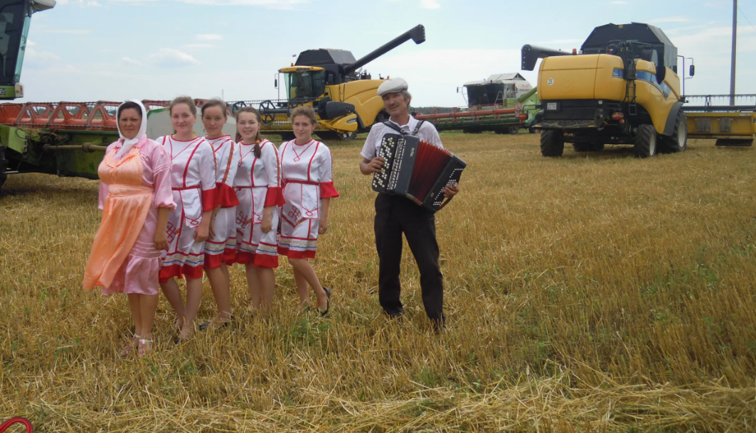 buinsk.tatarstan.ru. Фото с Яндекса. Концерт в поле для комбайнёров. Рядом с такими девчонками и "Гусь" споёт.