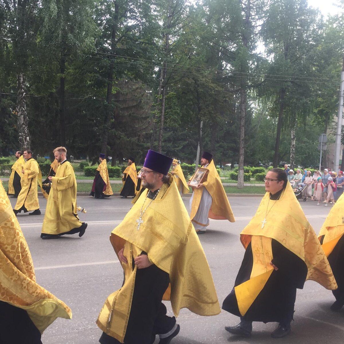 Уже не первый год в нашем городе Альметьевске соблюдается традиция проведения общегородского Крестного хода.  Вот и в этом году, 7 июля 2024 г.-2