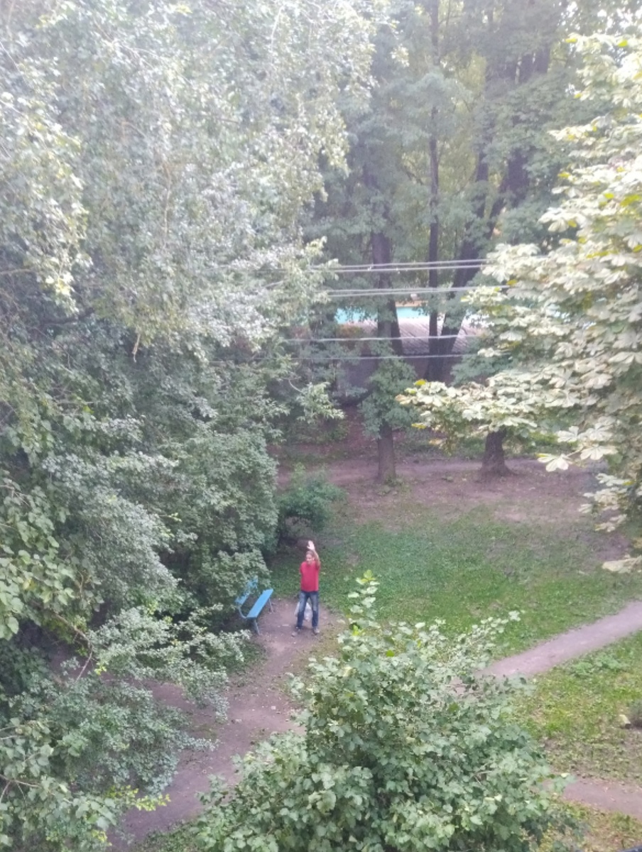 У синей скамейки ваш покорный. Женино фото с балкона.