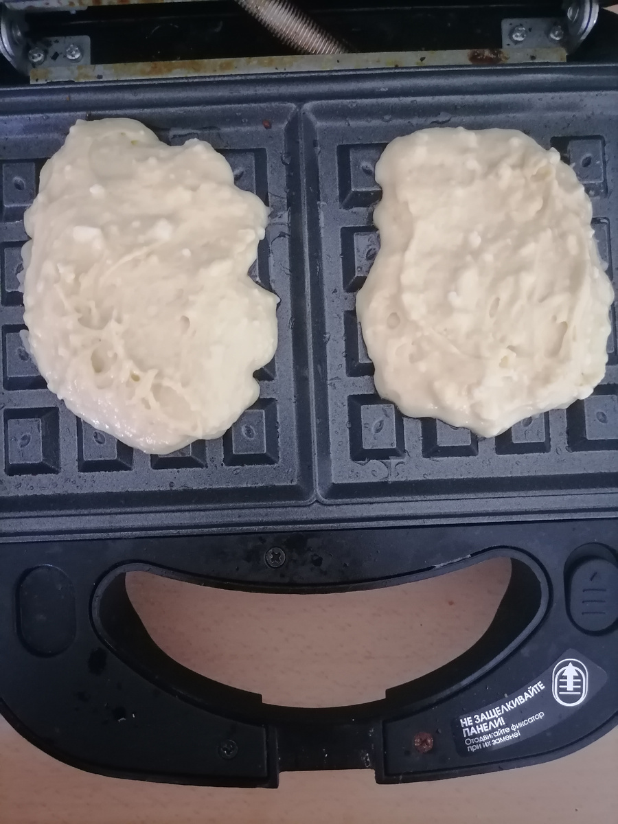 Мультипекарь включаю через телефон. Порция из 2 вафель выпекается 7 минут.