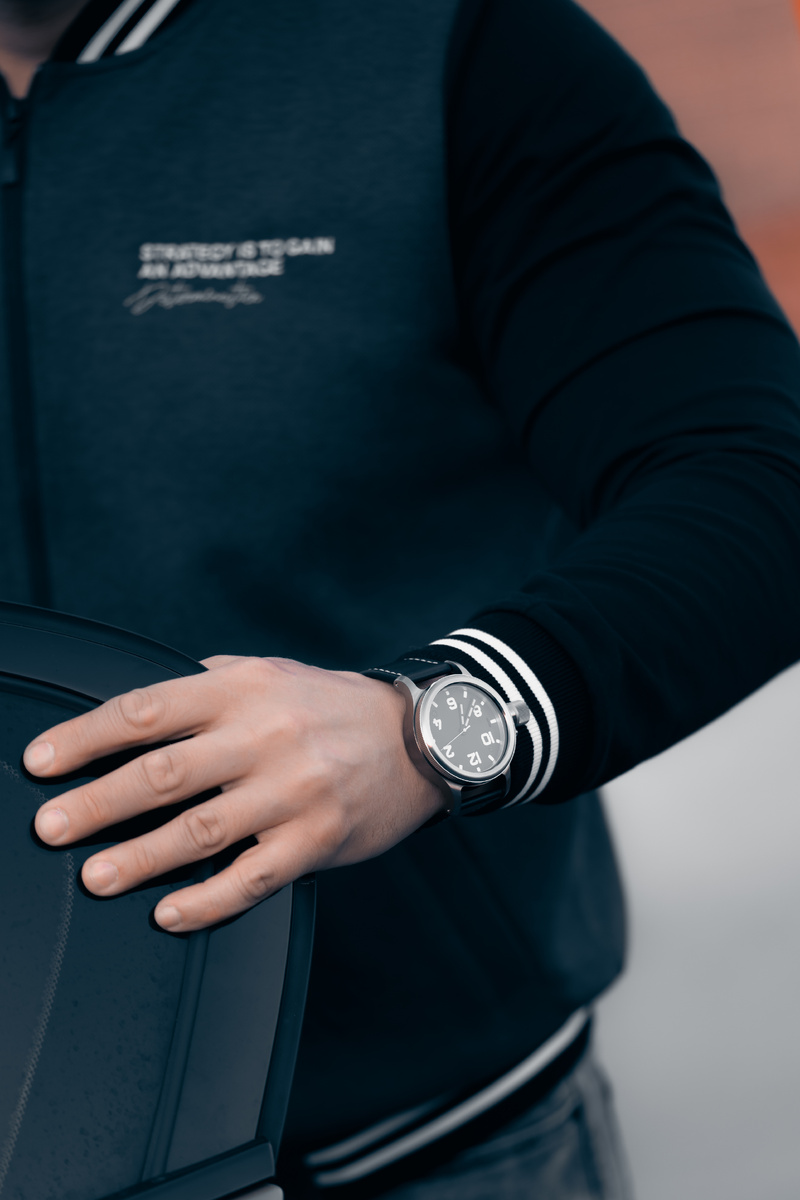 Часы из стали диаметром 46 мм на руке (рекомендованный обхват запястья от 17,5 см)