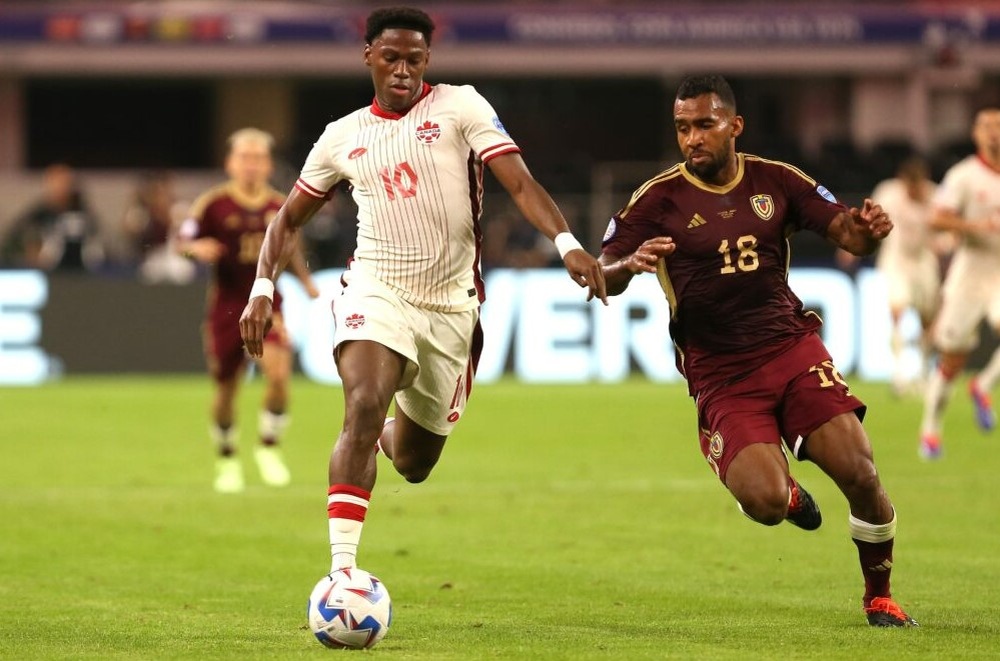 Эпизод матча Венесуэла - Канада. С мячом Джонатан Дэвид в борьбе с Кристианом Кассересом