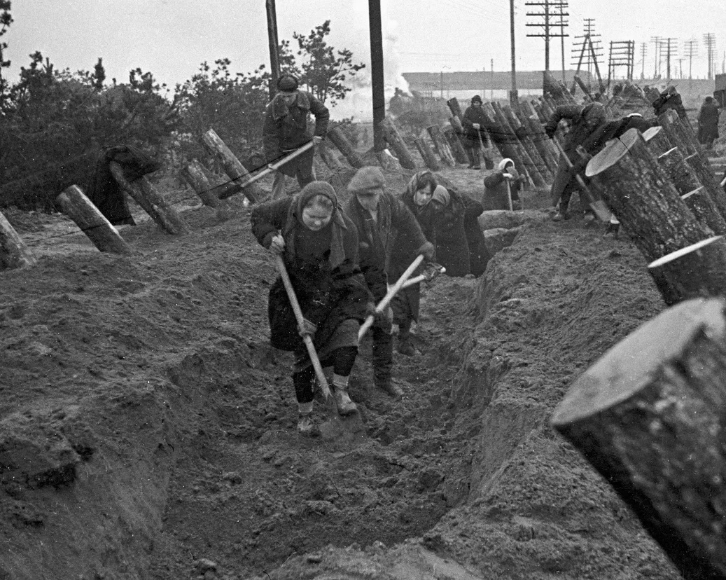 Разборка деревянных построек для укрепления оборонительных сооружений. Купчино 1939г