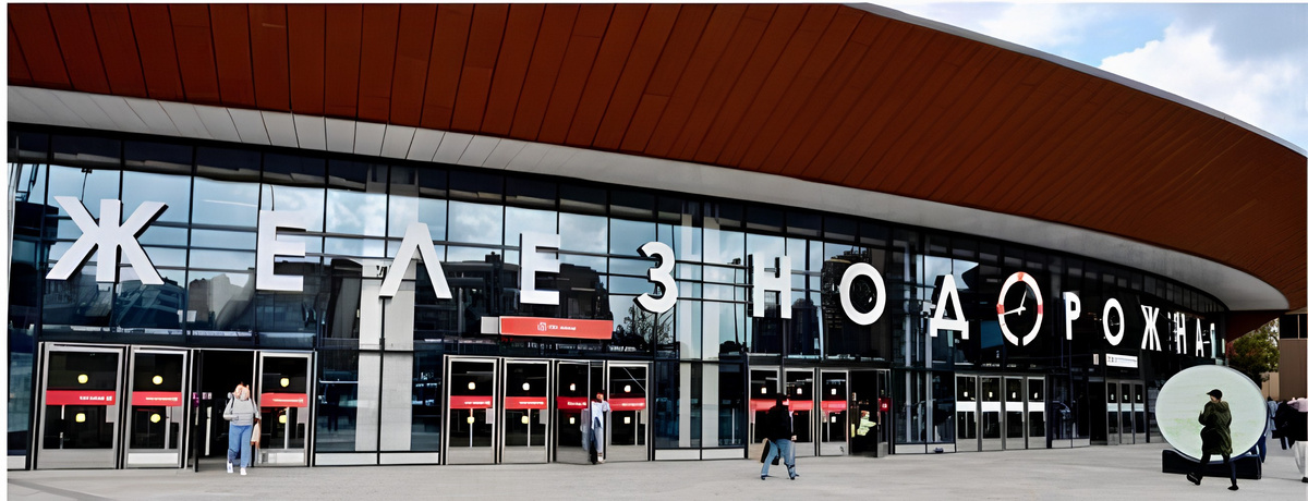 📷 2.1: Рендер. На фасаде вестибюля станции вновь появятся часы, идентичные тем, что украшали старый вокзал. Специально изготовленный циферблат займёт место второй буквы "о" в названии станции.