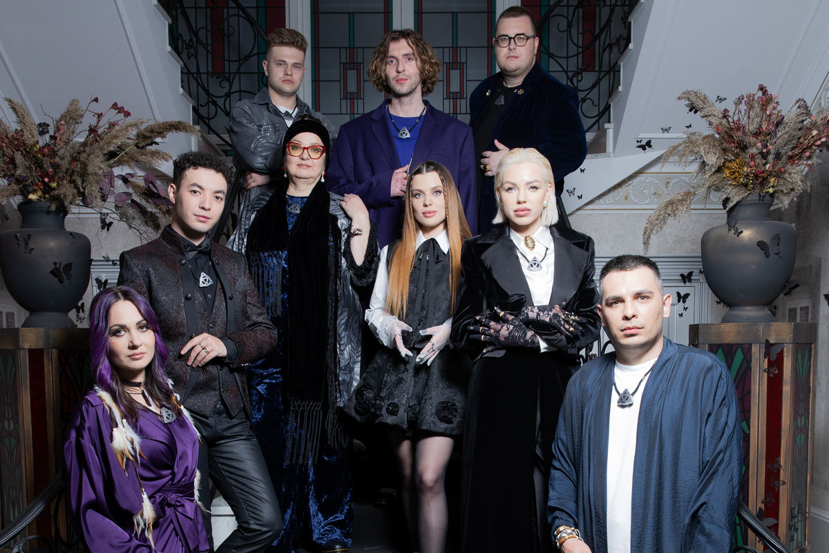 Участники. Выбыли два крайних парня справа. Инет