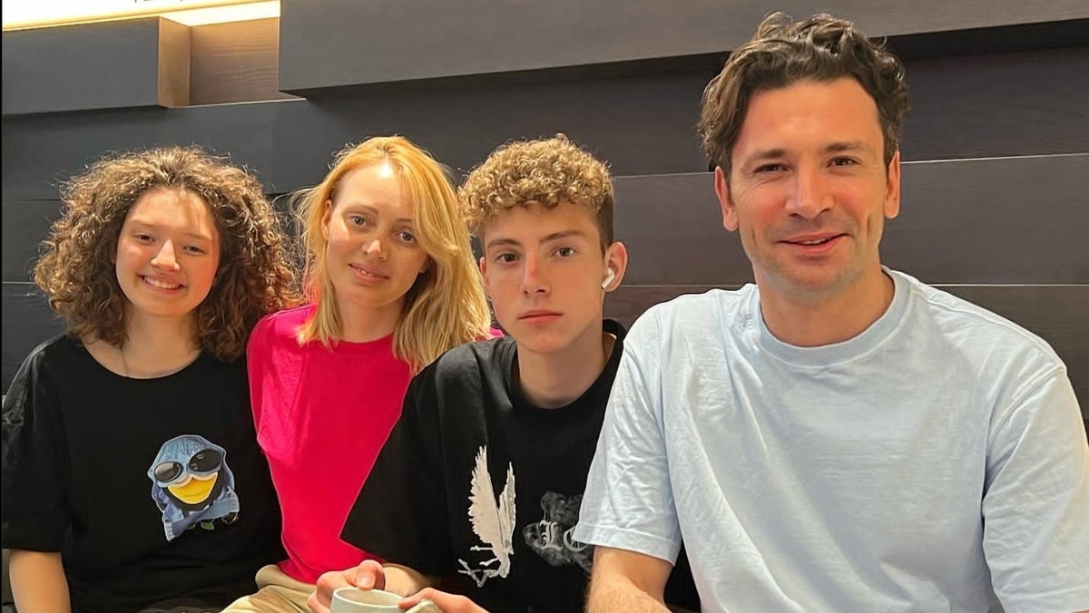 Антон Забаров с женой  и детьми