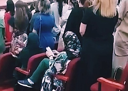    «Надо увольнять сразу». Элита Нальчика не встала при исполнении гимна России на школьном выпускном, а дети закрывали уши