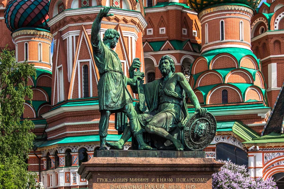 Памятник Минину и Пожарскому - классическая зеленая патина, отреставрирован в 2022 году.