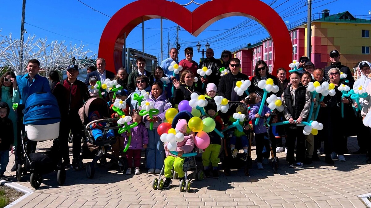 Жители Ямала 6 июля присоединились к Всероссийскому параду семьи и вышли на улицы с ромашками. В Лабытнанги участников шествия наградили свечами и дипломами, сообщили с городской администрации.