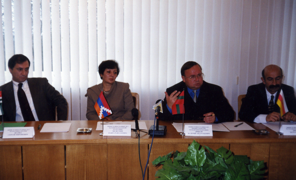 Встреча мининдел Абхазии, Нагорного Карабаха, Приднестровья и Южной Осетии в Тирасполе (ПМР), в ноябре 2000 года.