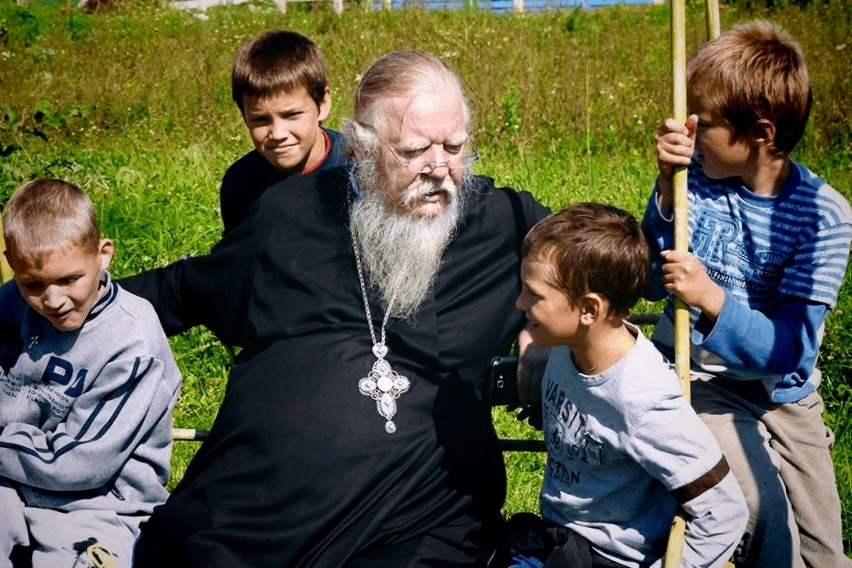 Протоиерей Димитрий Смирнов создал в Москве несколько детских домов. Это была та сторона его жизни, которой он очень дорожил, но о которой он не высказывался публично.