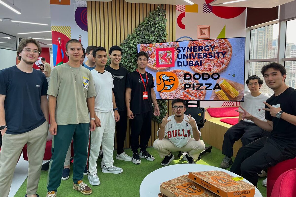 Студенты «Синергия» в Дубае дегустируют «Додо пиццу»
