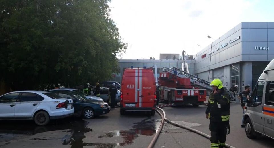 Пожарные пошутили возгорание в двухэтажном здании на юго-востоке Москве, где горели кровля и утеплитель. Об этом сообщила пресс-служба МЧС. Ранее источник 360.