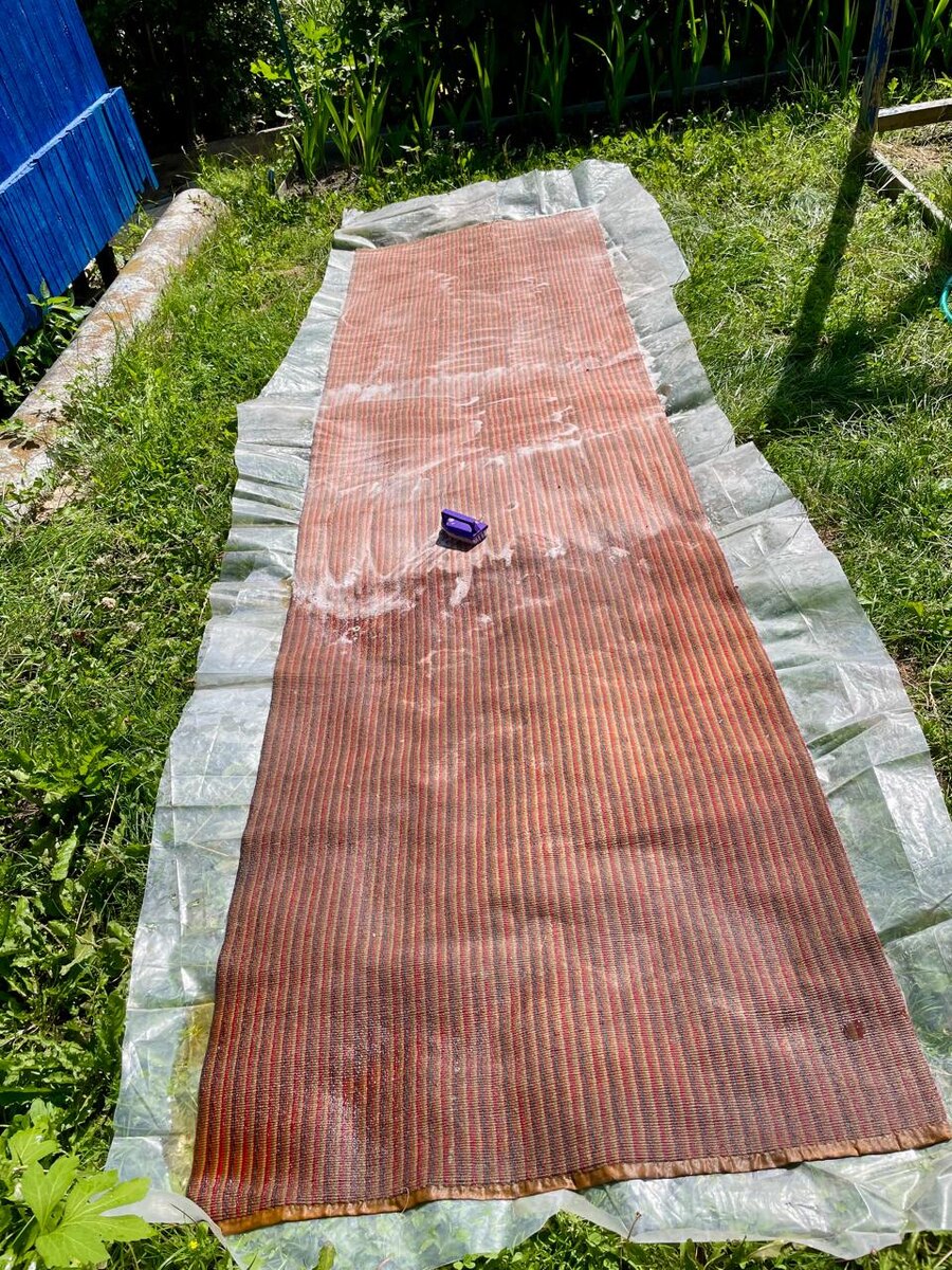 Вот так - на травке,на пленке, щеткой и хоз.мылом (у меня жидкое)