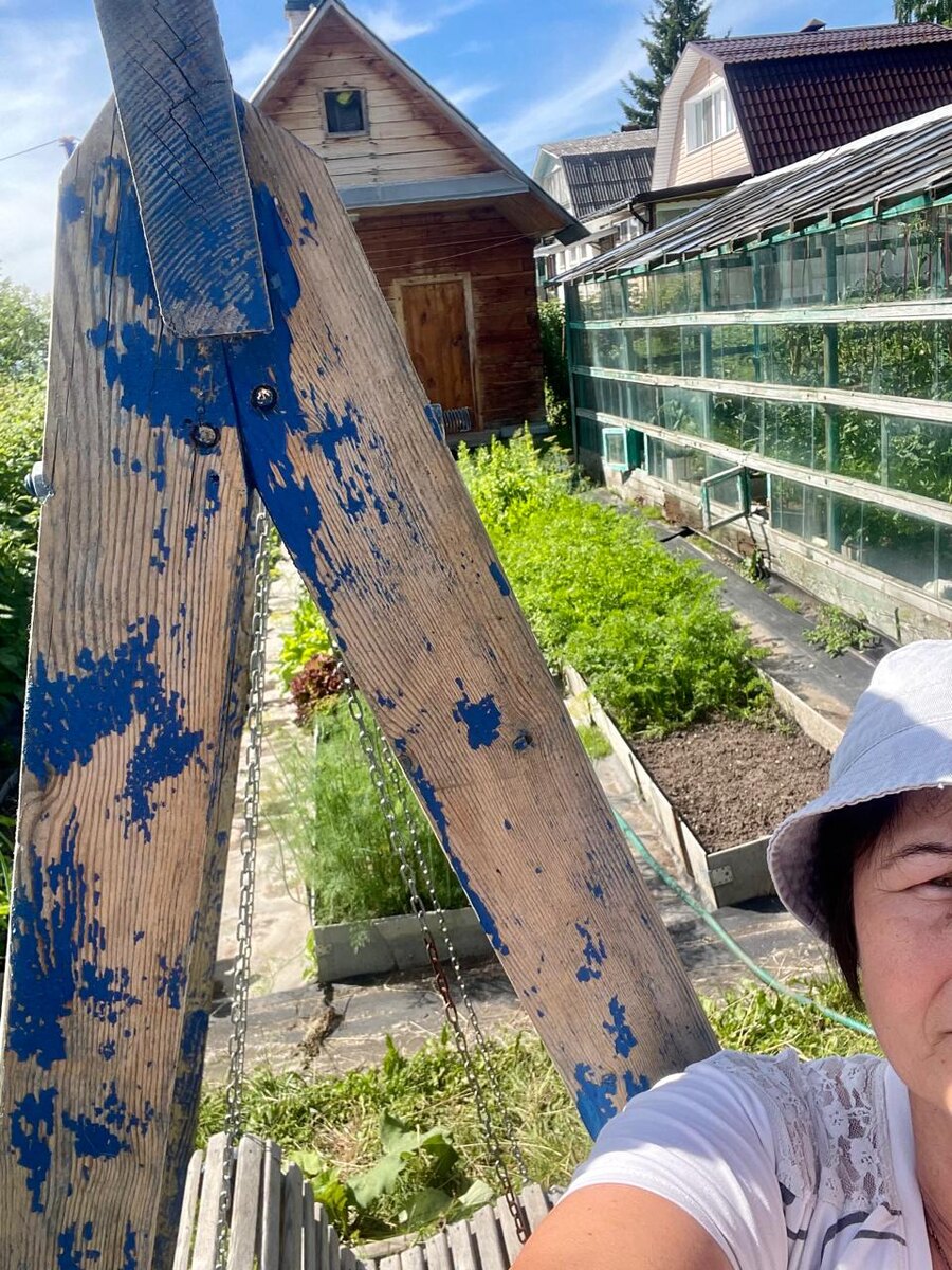 А потом закинуть - туда! Видно, на сколько выше меня качель!