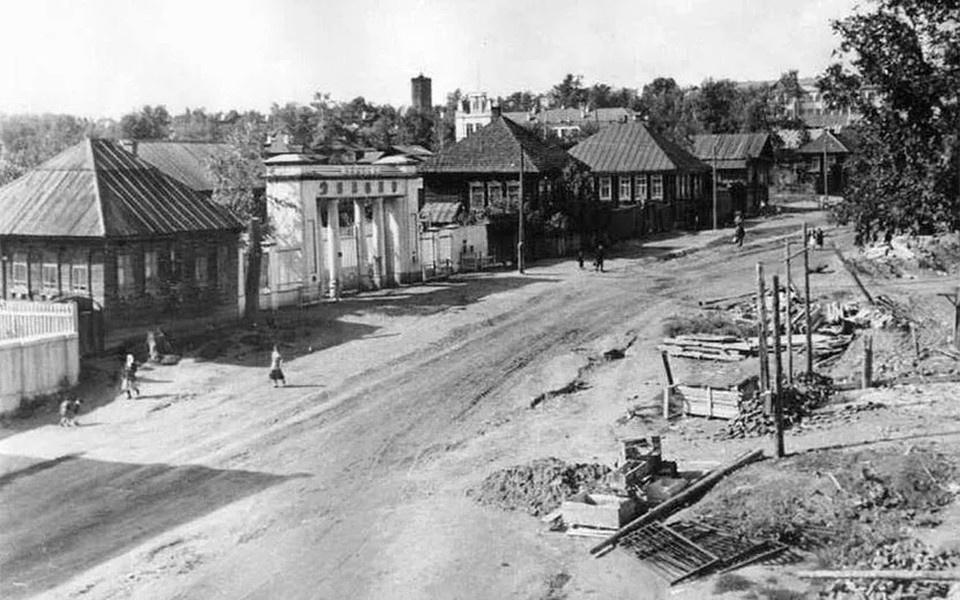    Деревянные ворота на стадион «Динамо», 1930-1940 года. Фото: из книги С. Селивановского «Старый Ижевск»