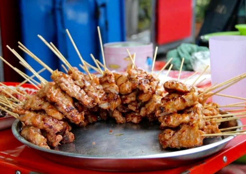 Тайская уличная еда. Сатей из курицы.