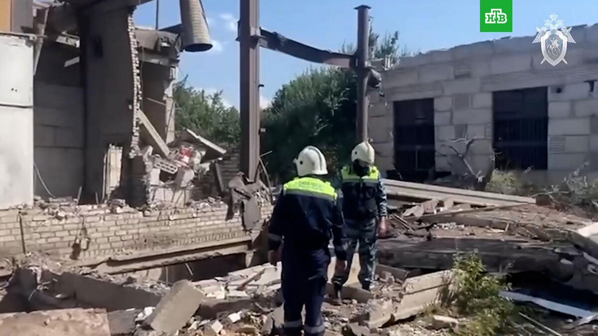 [ Смотреть видео на сайте НТВ ] СК России поделился кадрами в места взрыва на котельно-насосной станции в Волгограде. На записи видно, что при взрыве в здании рухнули стены.