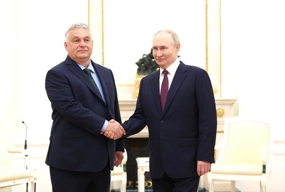    Президент РФ Владимир Путин и премьер-министр Венгрии Виктор Орбан (слева) во время встречи в Москве