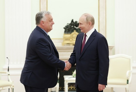    Президент РФ Владимир Путин и премьер-министр Венгрии Виктор Орбан (слева) во время встречи в Москве