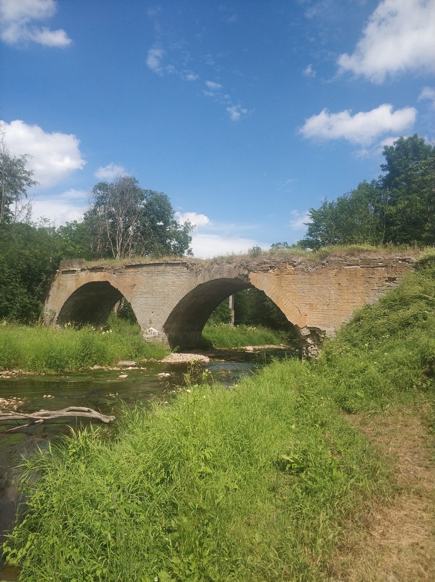 Сейчас по нему не ездят, для проезда автотранспорта рядом расположен современный мост.